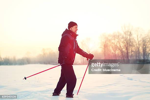 winter hiking - mid adult stockfoto's en -beelden