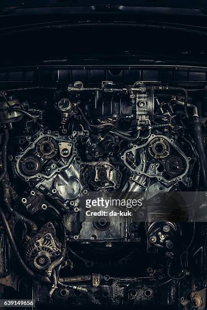primer plano del motor del coche v8 - v8 fotografías e imágenes de stock