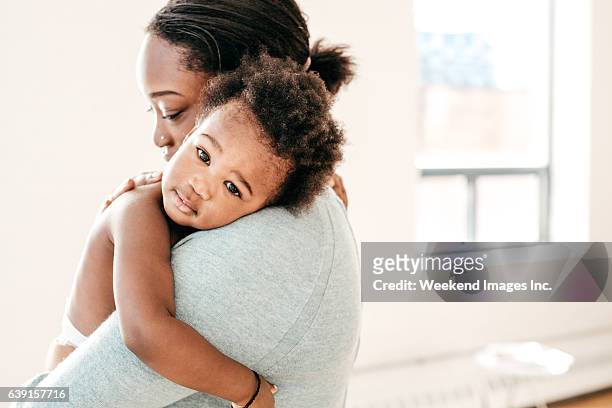 bebé y la mamá - baby skin fotografías e imágenes de stock