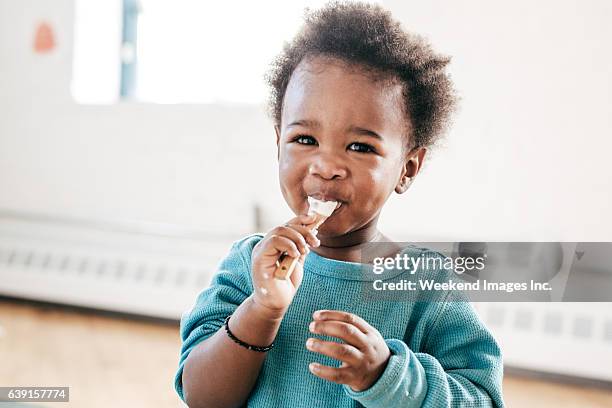 joghurt ist ideal für kinder - black toddler boy stock-fotos und bilder