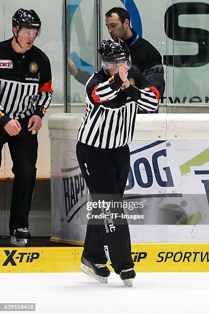 Schiedsrichter gibt nach Videobeweis das Tor zum 2:2 durch Evan Trupp of Augsburger Panther during the DEL match between Augsburg Panther and Adler...