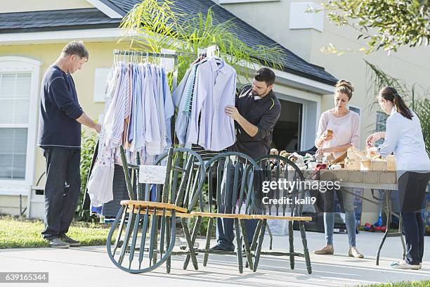 grupo de personas en una venta de patio - venta de garaje fotografías e imágenes de stock