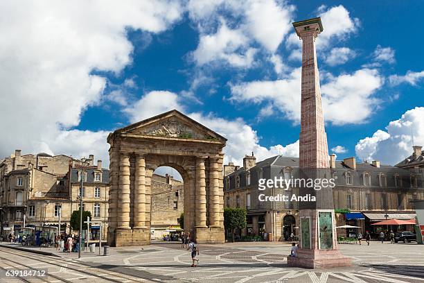 Bordeaux : city gate "porte d'Aquitaine", listed as a French "Monument Historique" , and the obelisk in the "place de la Victoire" square.