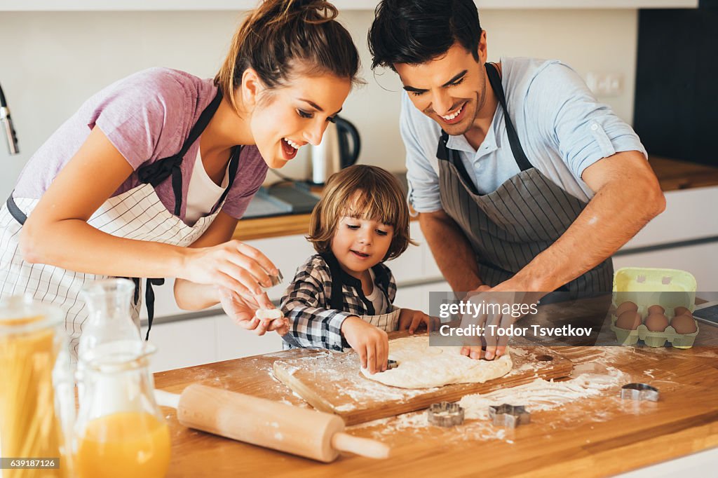 Famiglia in cucina rendendo i biscotti