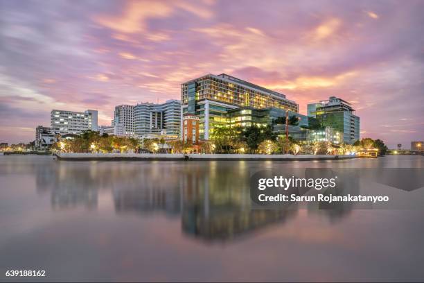 siriraj hospital during sunset, bangkok, thailand - siriraj hospital - fotografias e filmes do acervo