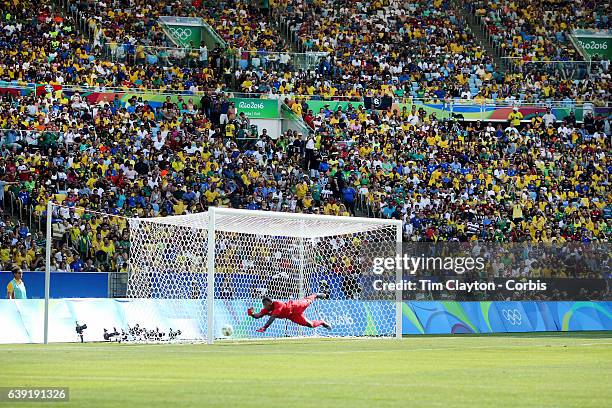 Day 12 Goalkeeper Luis Lopez of Honduras in action during the Brazil Vs Honduras Men's Semifinal match at Maracana Stadium on August 17, 2016 in Rio...