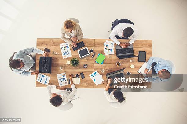 overhead view of business meeting - vlak erboven tafel stockfoto's en -beelden