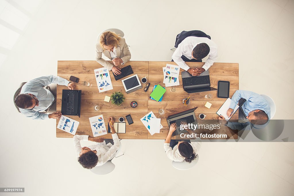 Vista de cima de uma reunião de negócios