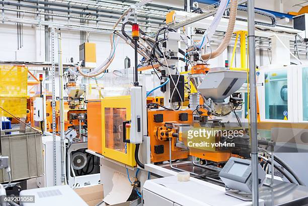 macchina per stampaggio a iniezione in fabbrica di plastica - dare la forma foto e immagini stock