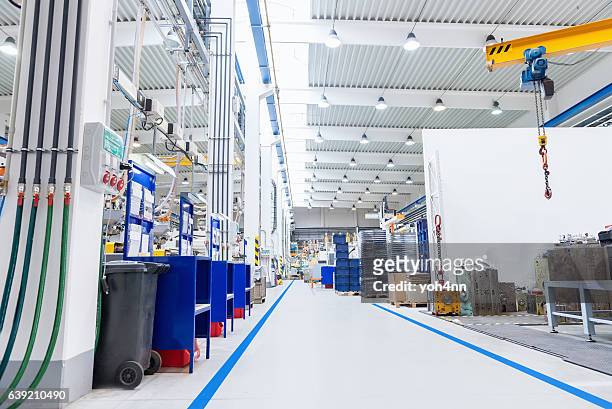 große fabrik mit ausrüstung - storage hall stock-fotos und bilder