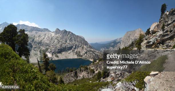 blue alpine lake in a barren granite landscape nclose to timberline - sequoia national park 個照片及圖片檔