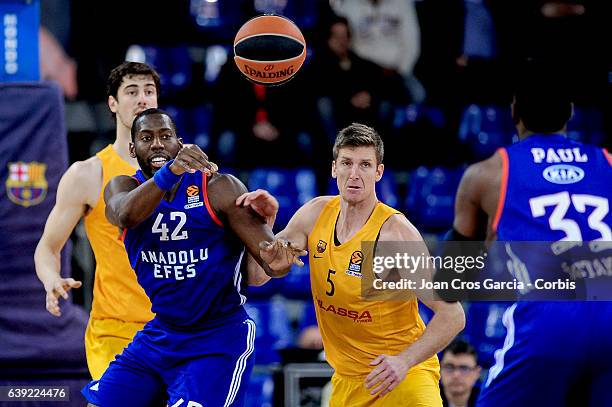 Justin Doellman of F.C Barcelona Lassa fighting for the ball withBryant Dunston of Anadolu Efes, during the basketball Turkish Airlines Euroleague...