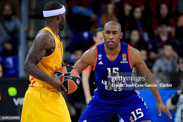 Tyrese Rice of F.C Barcelona Lassa fighting for the ball with Jayson Granger of Anadolu Efes, during the basketball Turkish Airlines Euroleague match...