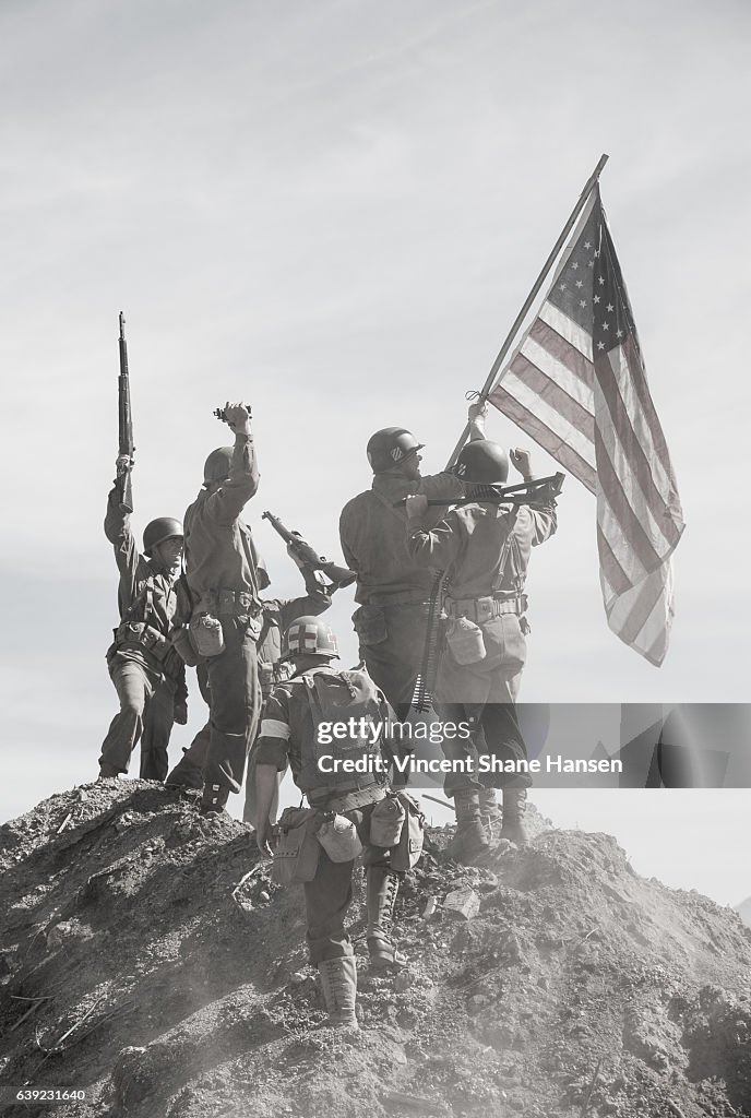 Soldados levantar a bandeira dos EUA