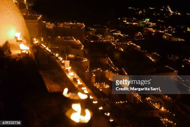 pyrgos, a village in santorini island illuminated during easter by 10000 cans lit with fire - greek easter - fotografias e filmes do acervo