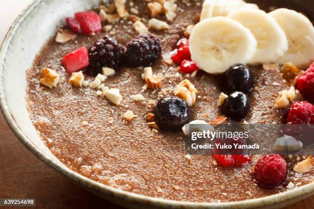 super food - morning breakfast teff porridge nuts and berries on top - interesse humano - fotografias e filmes do acervo