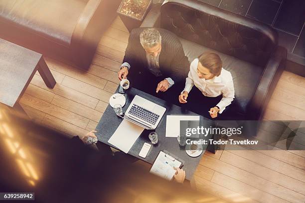 incontro di lavoro in caffetteria - job dating foto e immagini stock