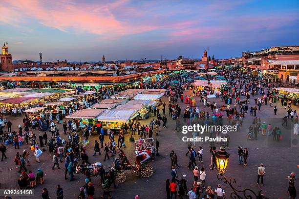 evening djemaa el fna square with koutoubia mosque, marrakech, morocco - djemma el fna square 個照片及圖片檔