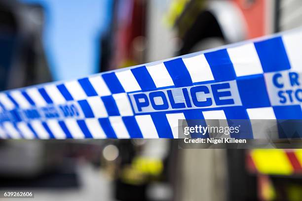 melbourne police tape - criminaliteit stockfoto's en -beelden