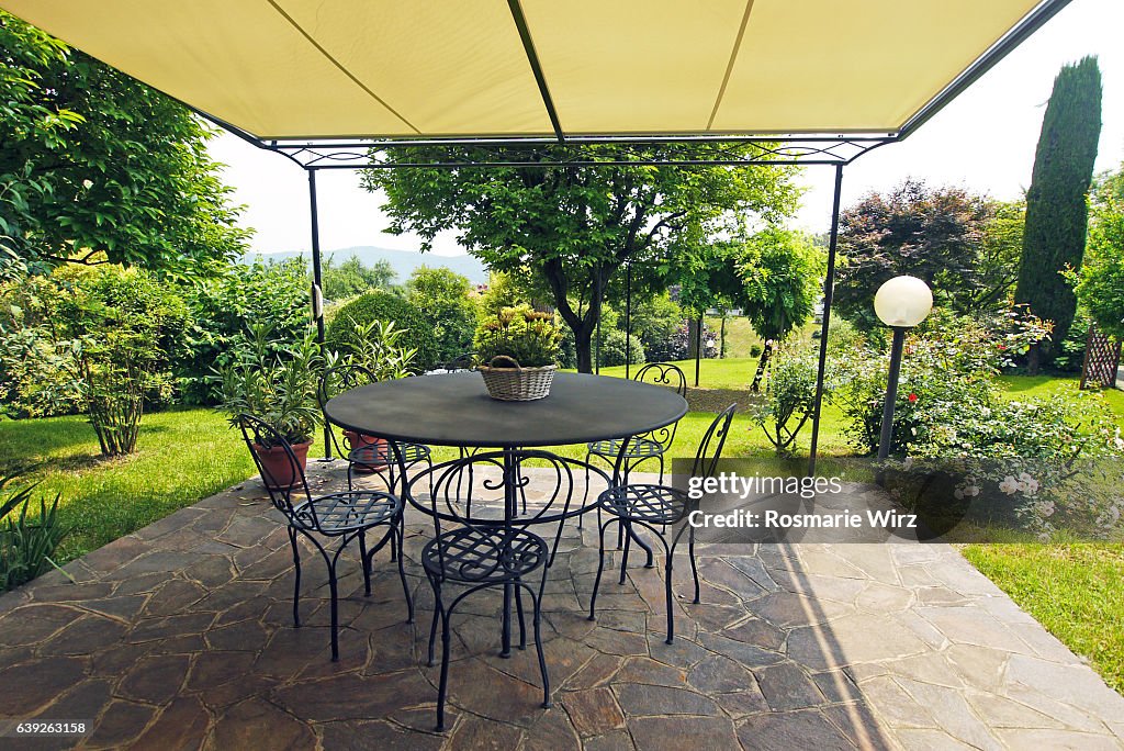 Covered patio with view on garden.