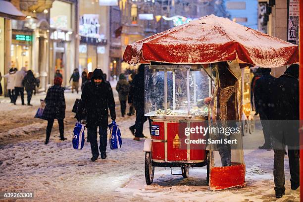 inverno in istiklal street, beyoglu istanbul. - beyoglu foto e immagini stock