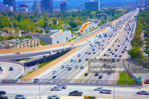 freely-moving traffic on major l.a. highway - highway 405 fotografías e imágenes de stock