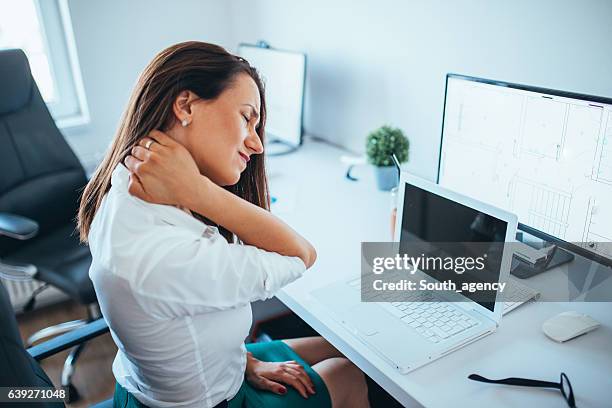 giovane donna d'affari soffre di dolore al collo - rigido foto e immagini stock