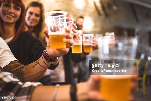 amigos bebiendo cerveza del oktoberfest - oktoberfest fotografías e imágenes de stock