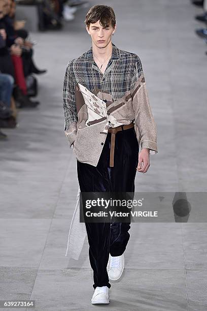 Louis Vuitton Fall Winter 2017-2018 Paris Fashion Week - RUNWAY