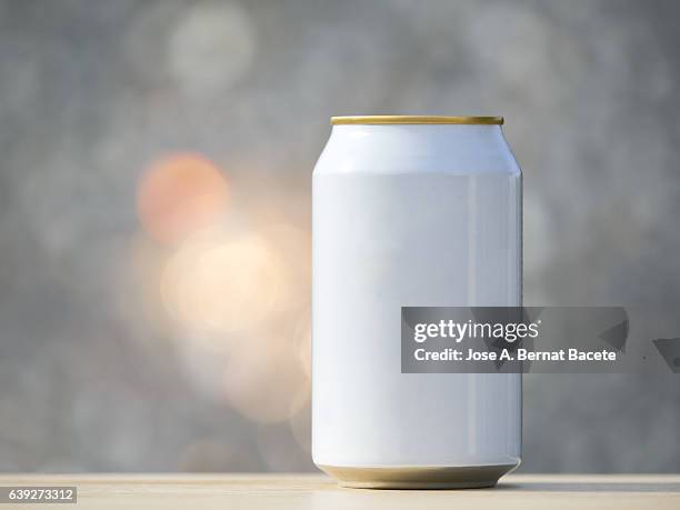 metallic tin of drinks of refreshment on a table illuminated by the light of the sun - kans foto e immagini stock