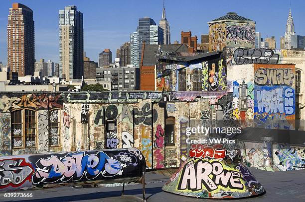 Near the PS1 and Graffiti lovers, there are ships that can be painted from the underground line 7 to show the full fury of this art. PS1 . 22-25...