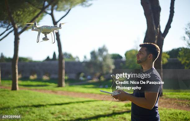 young man using drone - hovering fotografías e imágenes de stock