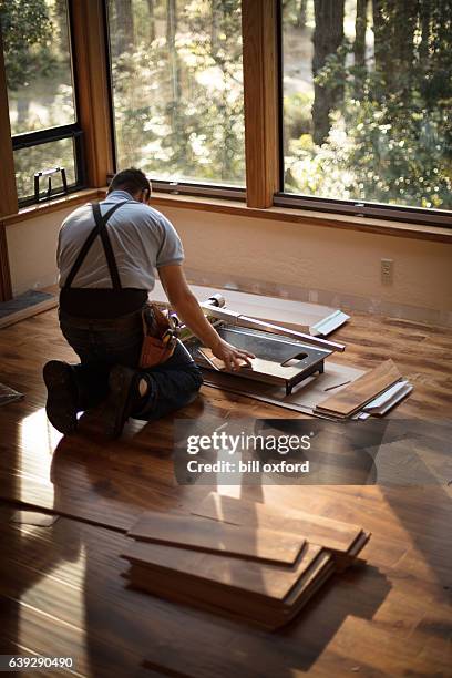 installing wood flooring - cutting - installation stockfoto's en -beelden