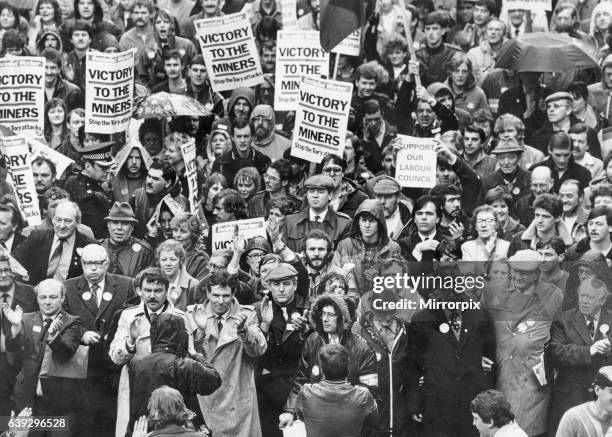 Labour leader John Hamilton and Derek Hatton lead 50,000 marchers prior to the Council meeting at the Town Hall to support the Labour groupø deficit...