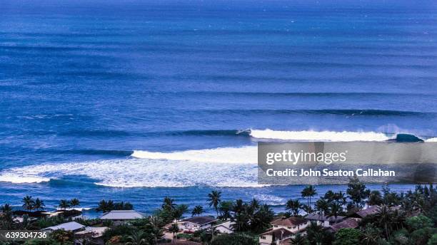 winter surfing at sunset beach - haleiwa stock-fotos und bilder