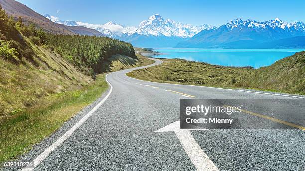 road trip zum mount cook lake pukaki neuseeland - new zealand snow stock-fotos und bilder