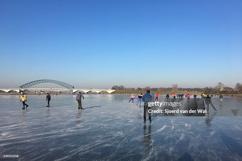 Patinage sur glace sur un lac gelé en Hollande pendant l’hiver