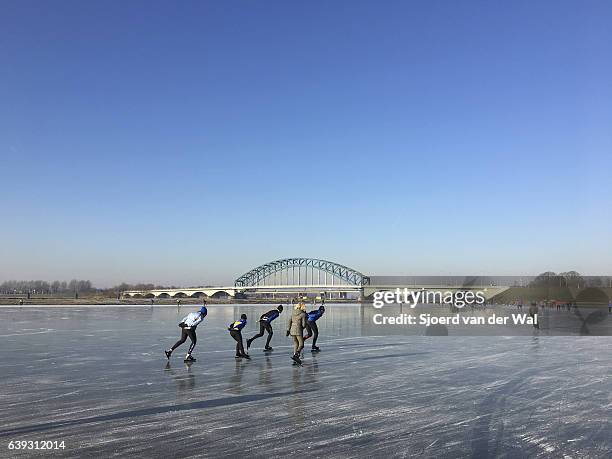 ice skating on a frozen lake in holland during winter - "sjoerd van der wal" stock pictures, royalty-free photos & images