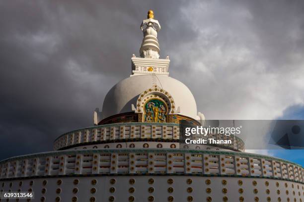 shanti stupa temple - tempel shanti stupa stock-fotos und bilder