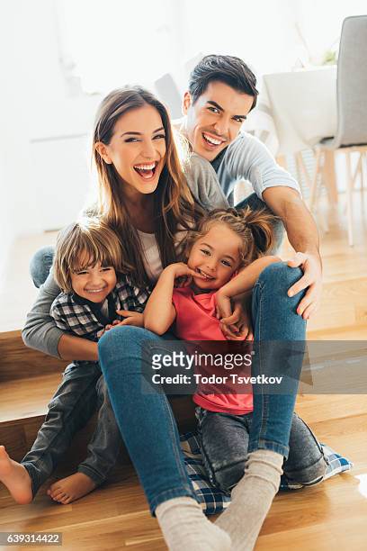 giovane famiglia felice - composizione verticale foto e immagini stock