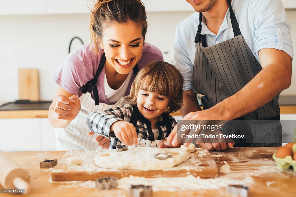 Familie in der Küche machen cookies