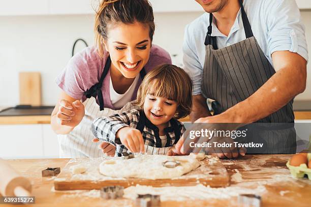 famiglia in cucina rendendo i biscotti - baked foto e immagini stock