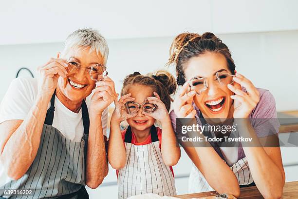 familie mit spaß in der küche - mutter grossmutter kind stock-fotos und bilder
