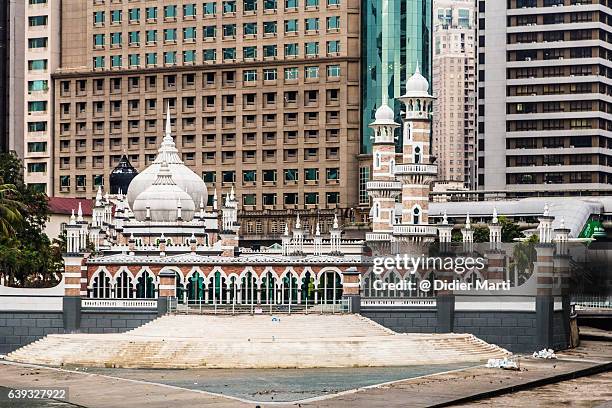 masjid jamek mosque with business building in kuala lumpur, malaysia capital city. - masjid jamek stockfoto's en -beelden