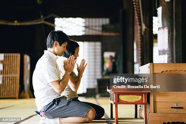 pareja japonesa en un templo budista medida - buddhism fotografías e imágenes de stock