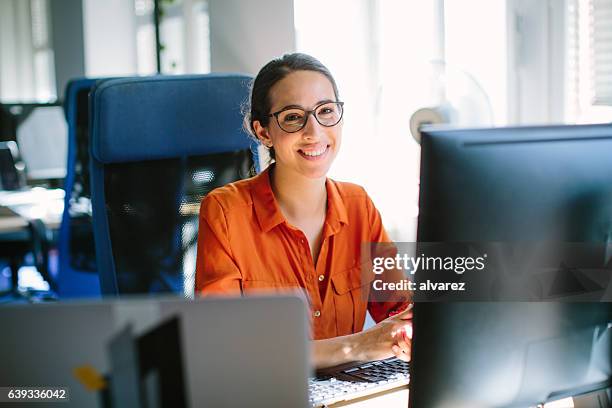 sorridere con fiducia alla telecamera - personal computer foto e immagini stock