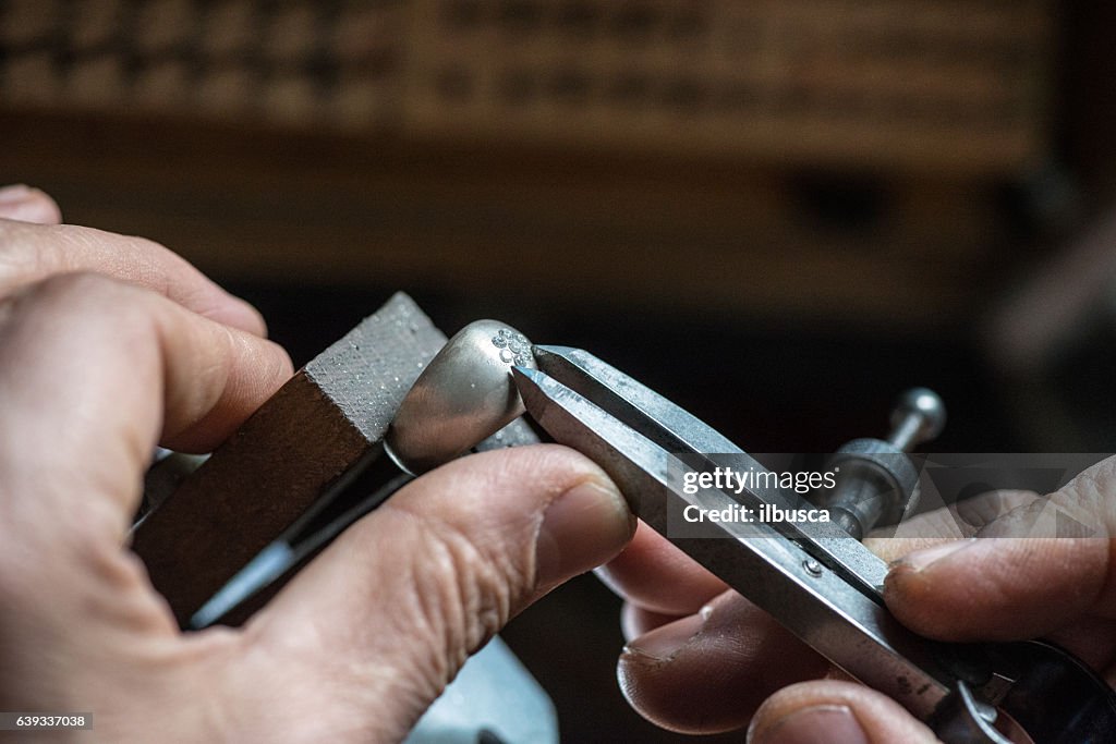 Laboratoire professionnel de fabrication de bijoux de pierres précieuses: Vérification du diamant sur l’anneau