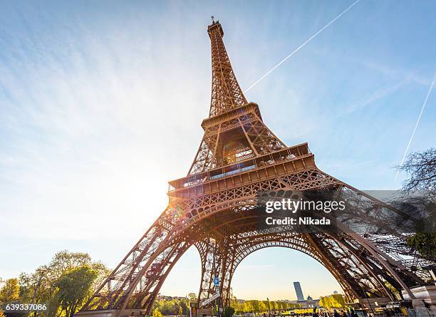 torre eiffel en parís, francia  - paris france fotografías e imágenes de stock