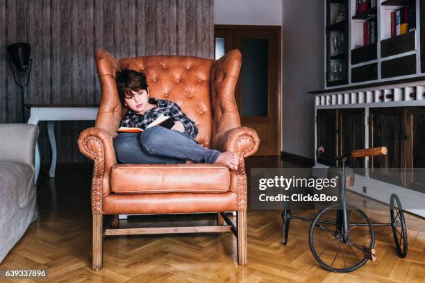 the pleasure of reading - chesterfield foto e immagini stock