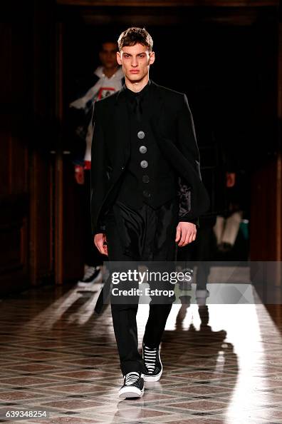 Givenchy : Runway - Paris Fashion Week - Menswear F/W 2017-2018 Givenchy : Runway - Paris Fashion Week - Menswear F/W 2017-2018
